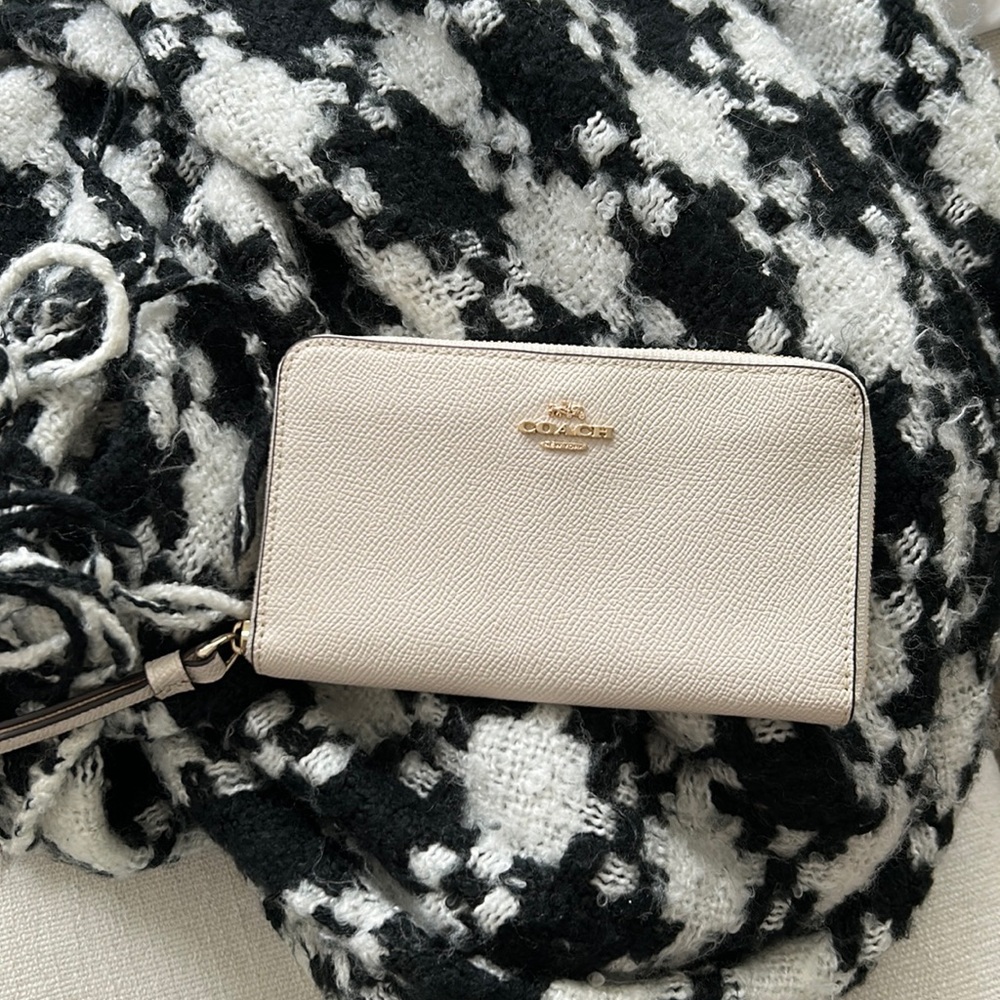 Coach zipper wristlet wallet. Cream color. Excellent condition